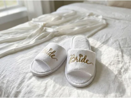 biele-svadobne-papuce-pre-nevestu-bride-zlata-vysivka